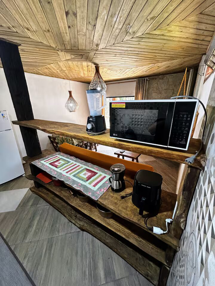 Segundo quarto com cama de casal e enxoval branco